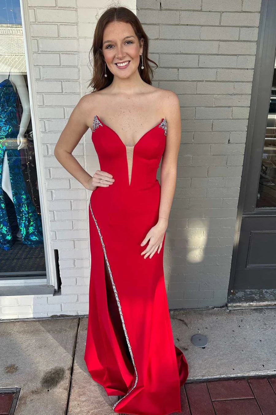 Vestido de fiesta sin tirantes con ribete de cuentas y abertura